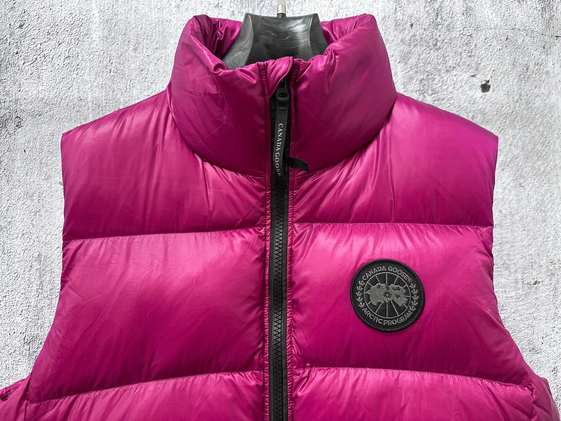 P560 [Canada Goose] Big Goose🦢Puff Down Vest has always been recognized as the warmest down jacket. Various Instagram celebrities, Internet celebrities, and celebrities often wear it for street photos. I make Canada Goose every year, but I still can't get rid of my love for it. No matter how cold the days are, there is no need to be afraid, because there is! Filled with 90% white duck down, it is the legendary warmest down jacket and is known as a must-have for Arctic outdoor sports! The most popular down jacket in the world, celebrities are rushing to buy it, it is a must-have! Size: XS-XL